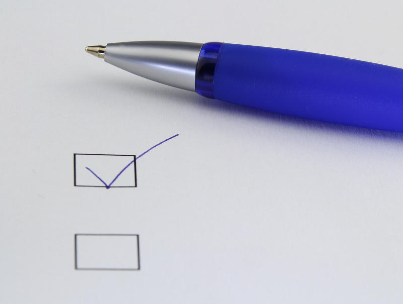 Automatisierung Checklisten - mit Kugelschreiber abgehakter Punkt auf einer Checkliste