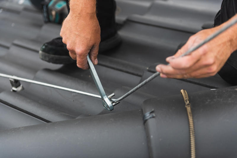 Handwerker ist auf dem Dach